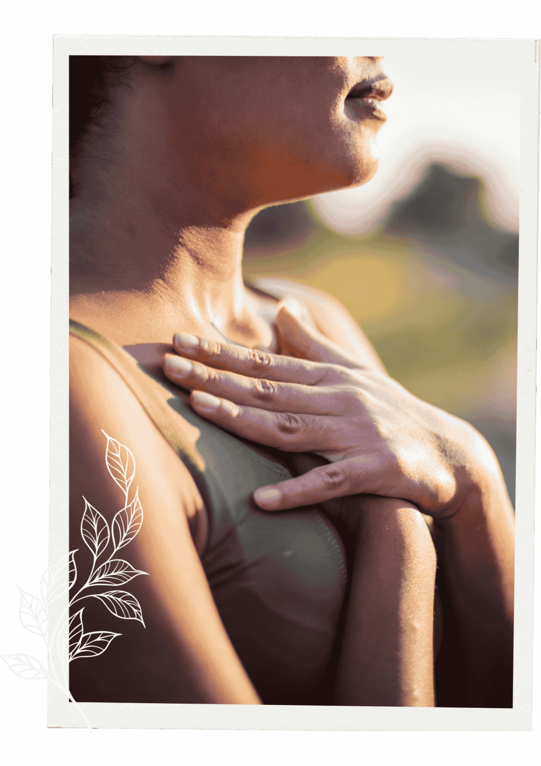 Žena drží ruce na hrudi, jako by naslouchala vlastnímu dechu nebo cítila napětí v oblasti plic.