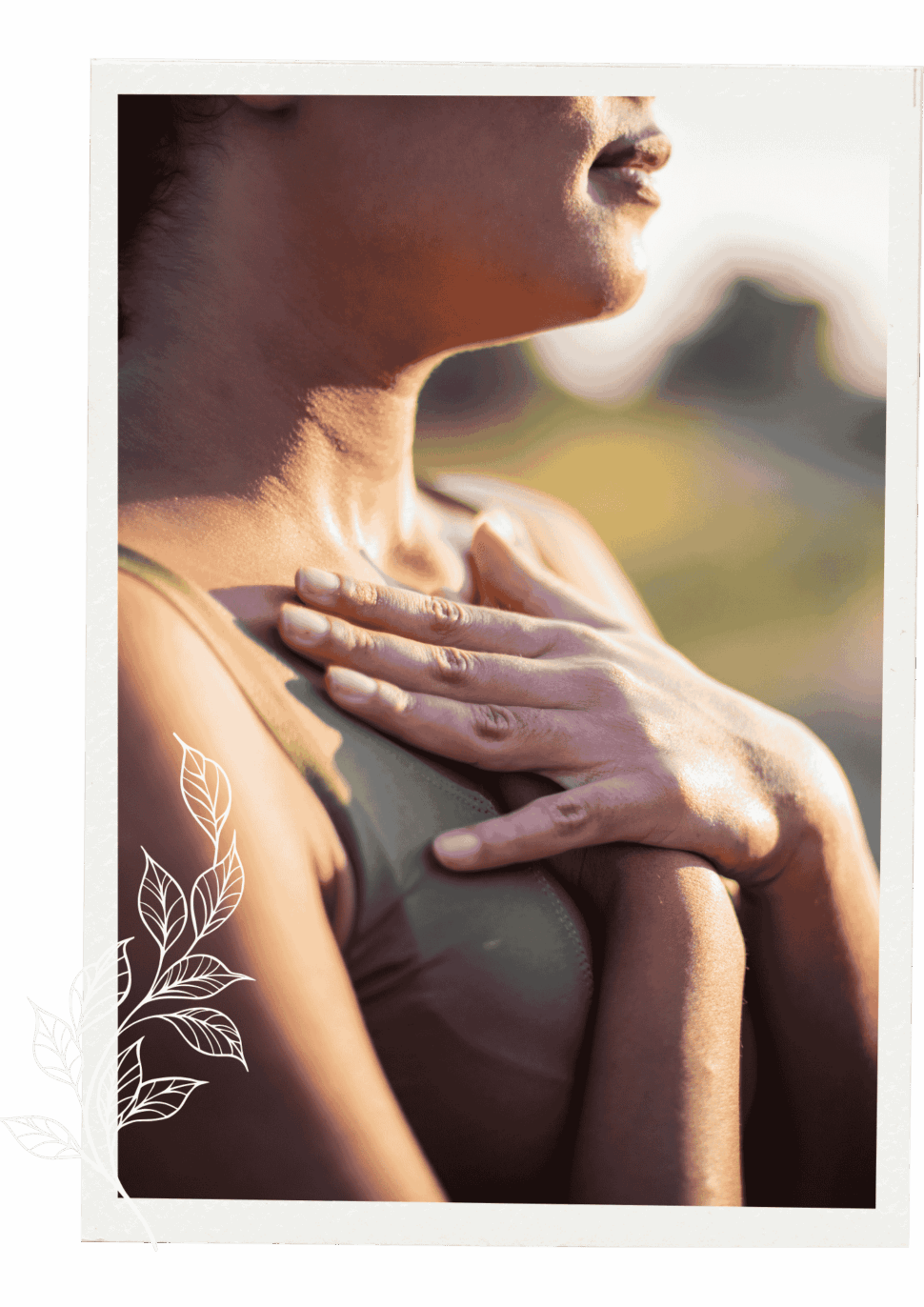 Žena drží ruce na hrudi, jako by naslouchala vlastnímu dechu nebo cítila napětí v oblasti plic.