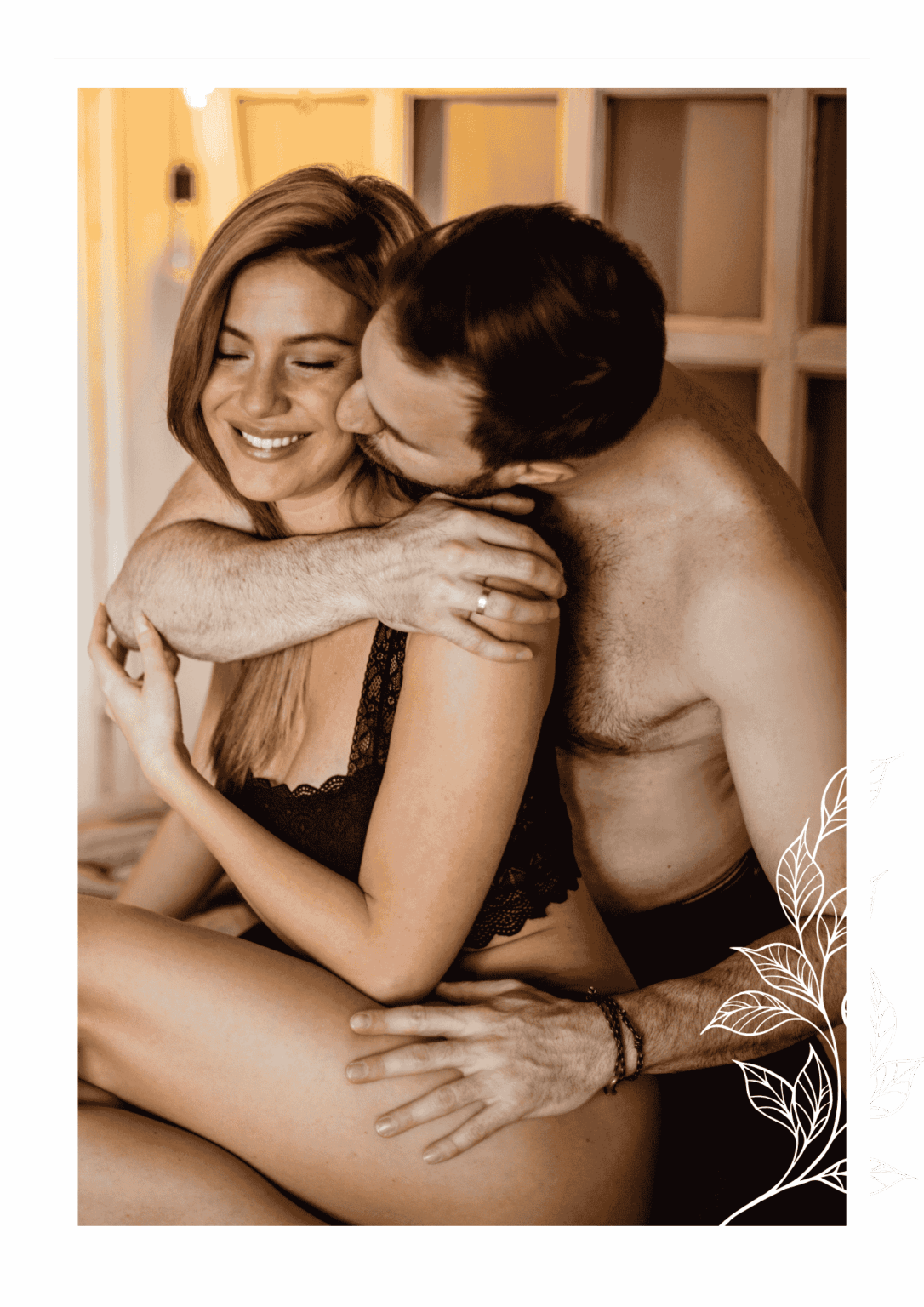 Smějící se pár v objetí na posteli, vyzařující intimitu, bezpečí a blízkost – symbol propojení skrze dech a vědomý kontakt.